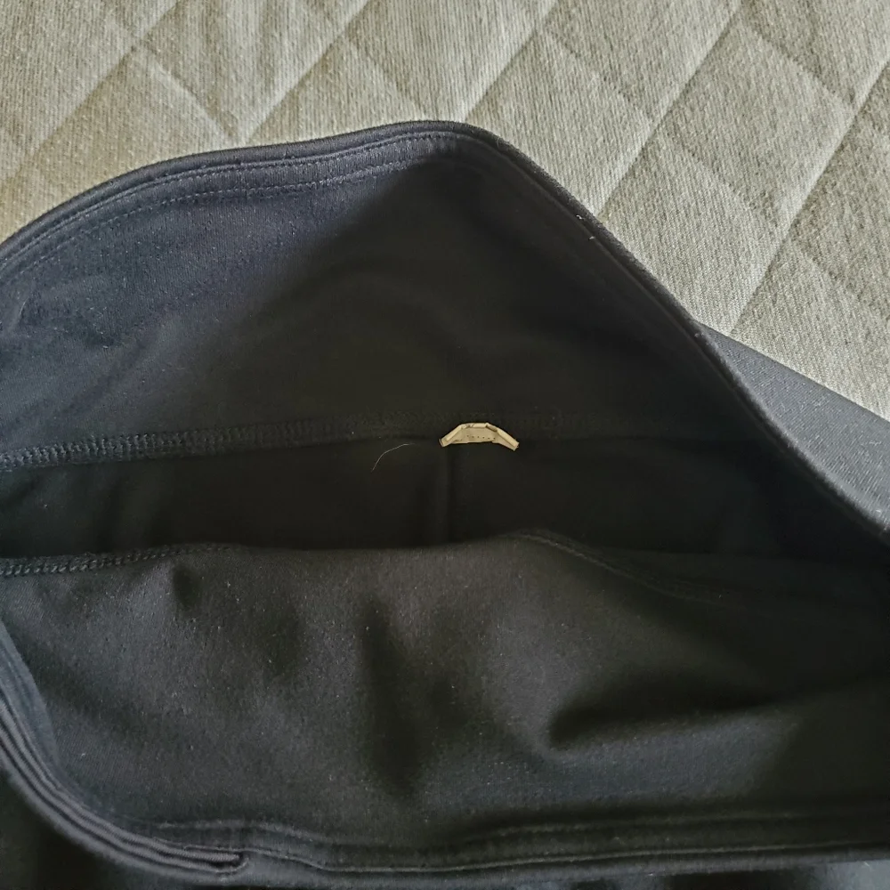 ⭐4/$20 Fabletics black crop‎ leggings